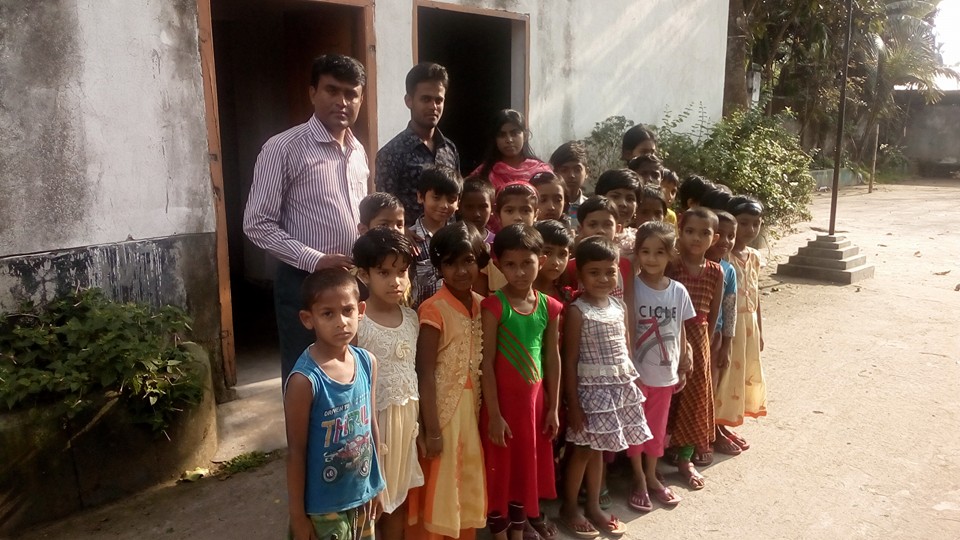 শ্রেণি শিক্ষকগণ শিক্ষার্থীসহ বিদ্যালয় প্রাঙ্গণে , বগুড়া